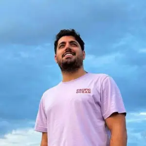 دانلود آهنگ بهم بگو کی مثل من موهاتو میبافه میلاد بابایی
